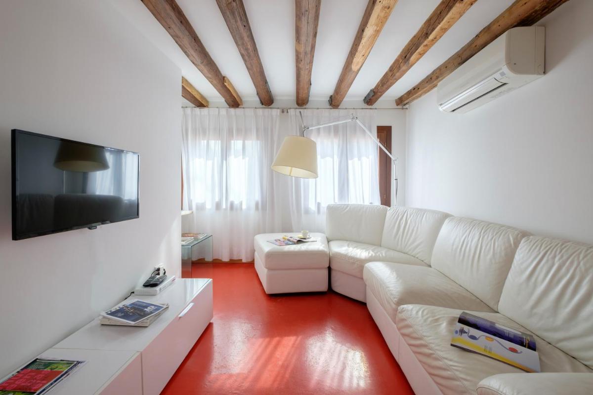 The Lion's House APT4 - Housity