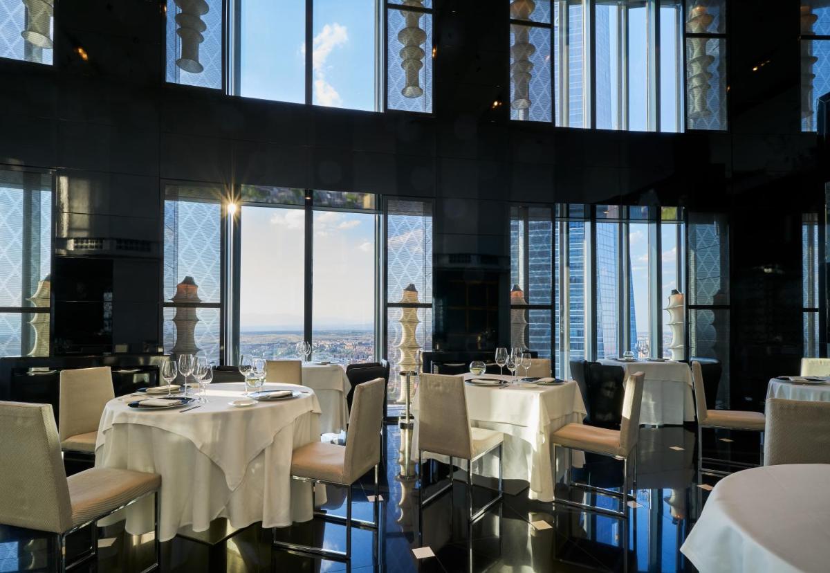 Un restaurante o sitio para comer en Eurostars Madrid Tower