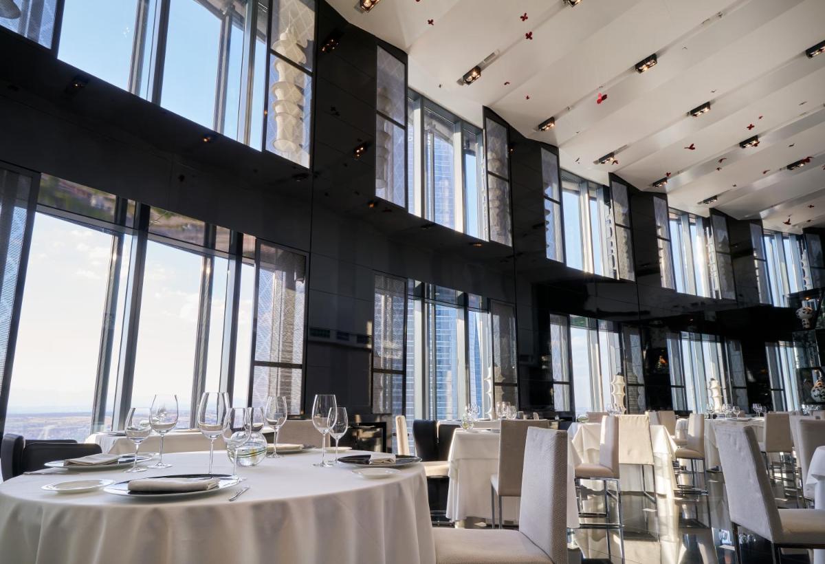 Un restaurante o sitio para comer en Eurostars Madrid Tower