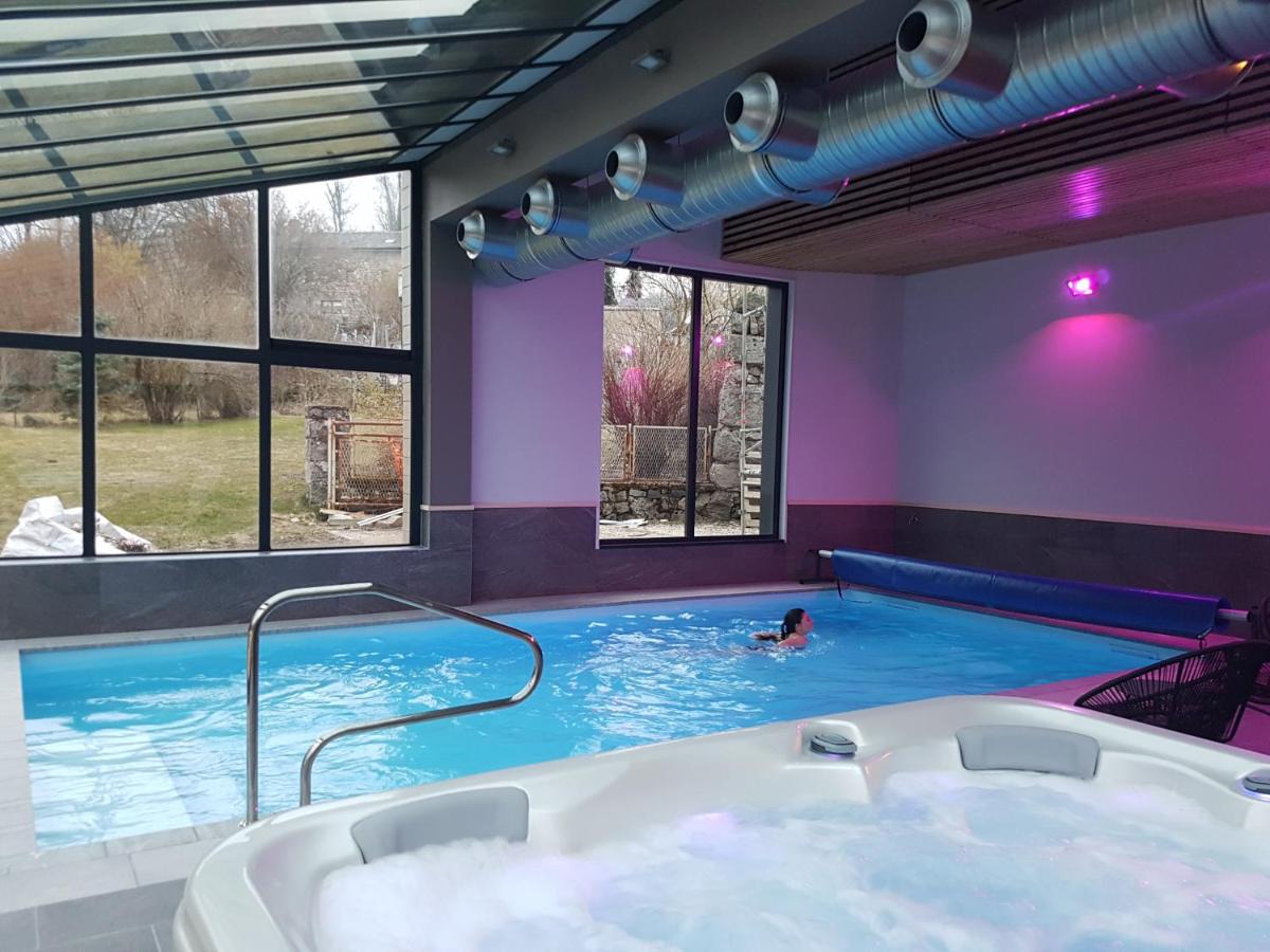 Piscine de l'établissement Logis SPA Hotel Restaurant De La Poste ou située à proximité