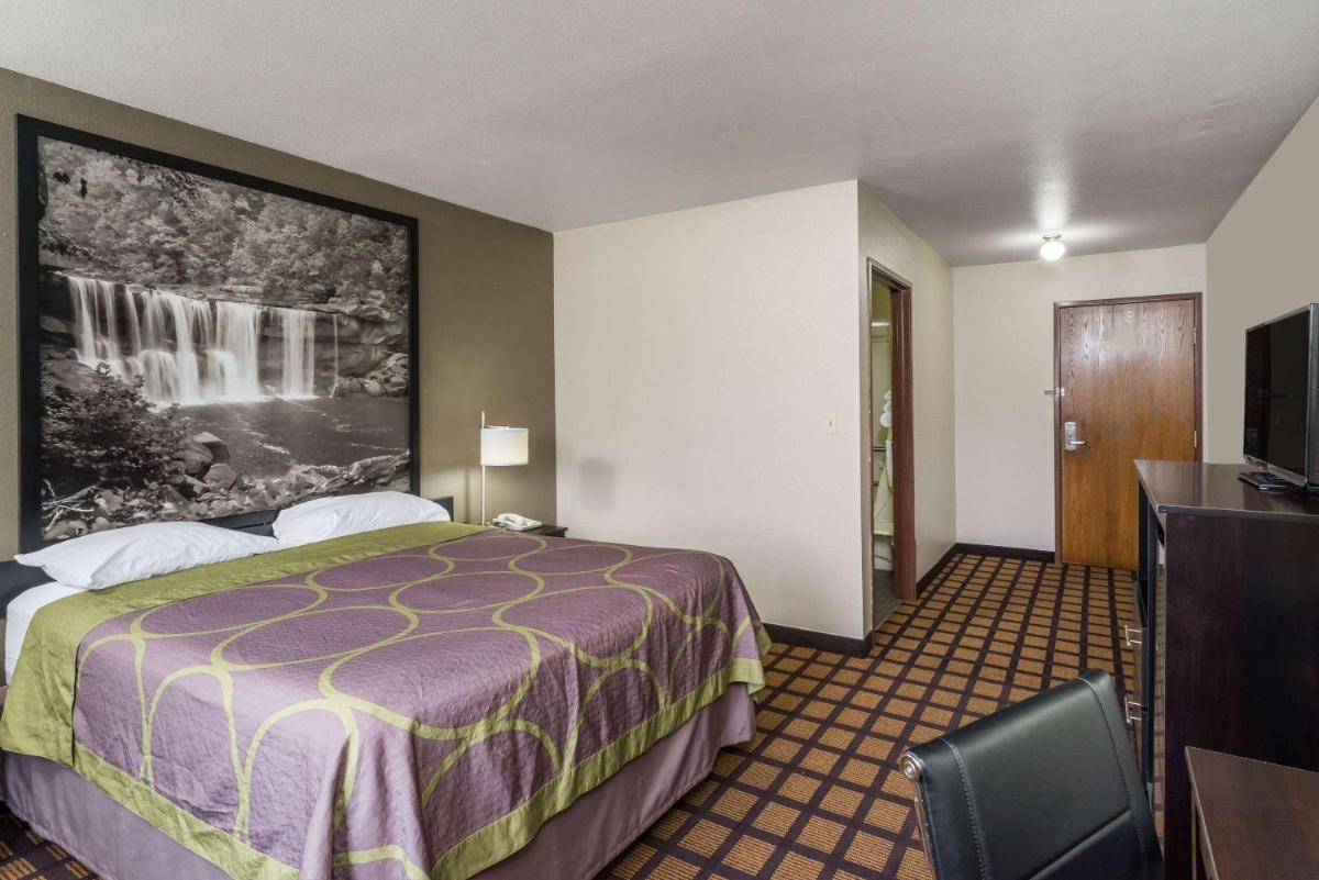 Super 8 by Wyndham Munfordville KY - Housity