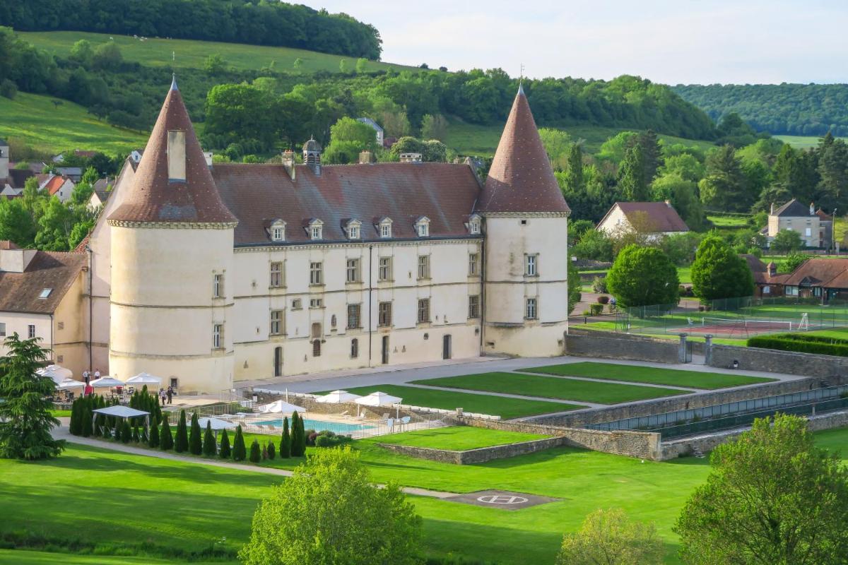 vue aérienne d'un château avec une pelouse dans l'établissement Hôtel Golf Château de Chailly, à Chailly-sur-Armançon