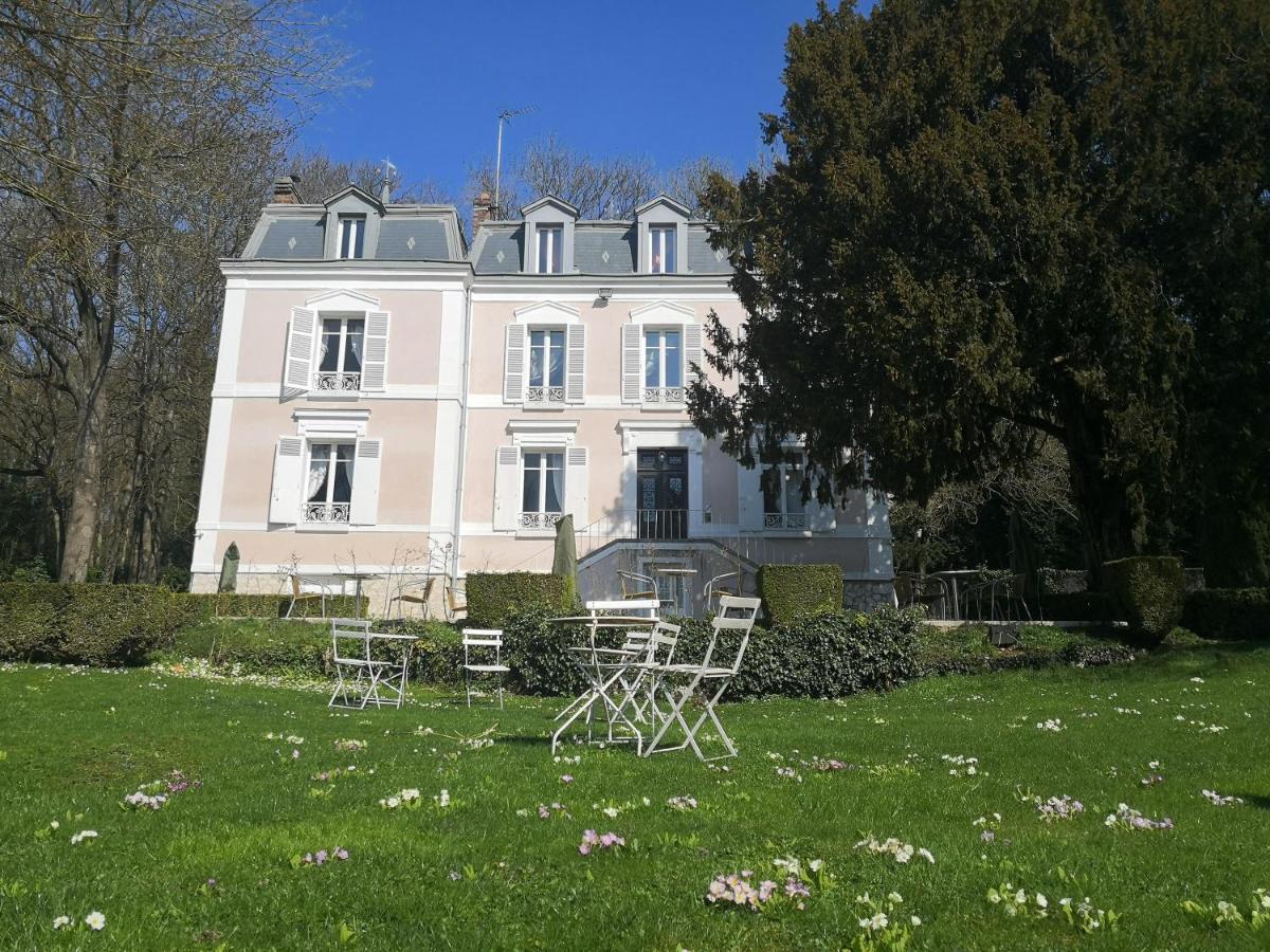 Maison Stella Cadente, Maison d'hôtes Artistique et Jardin à Provins - Housity