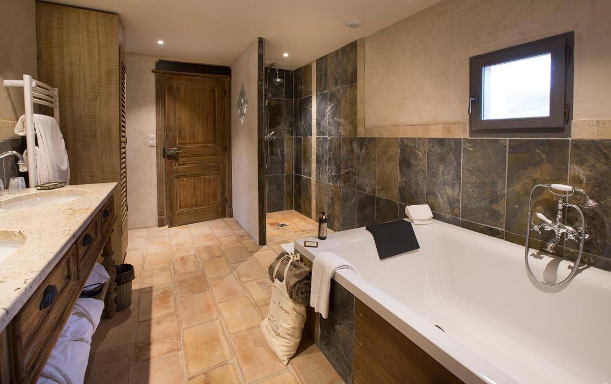 Salle de bains dans l'établissement Hôtel-Spa Le Saint Cirq