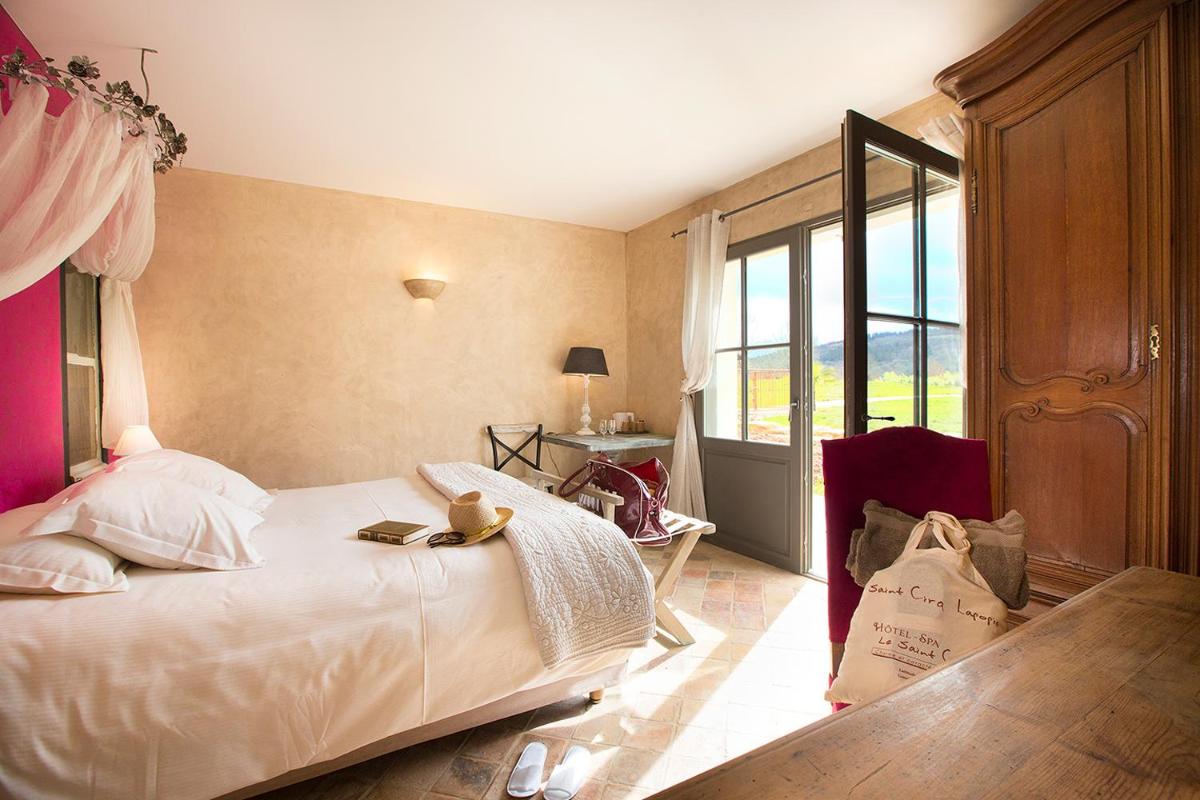 Un ou plusieurs lits dans un hébergement de l'établissement Hôtel-Spa Le Saint Cirq