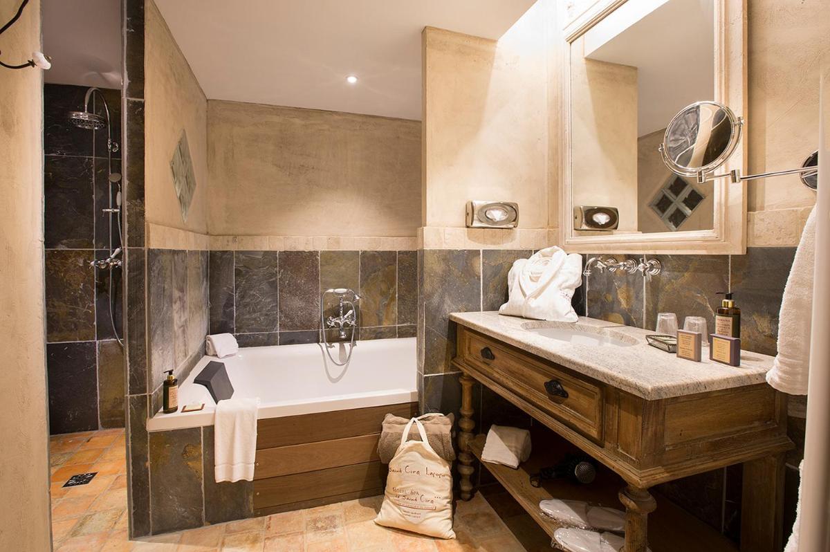 Salle de bains dans l'établissement Hôtel-Spa Le Saint Cirq