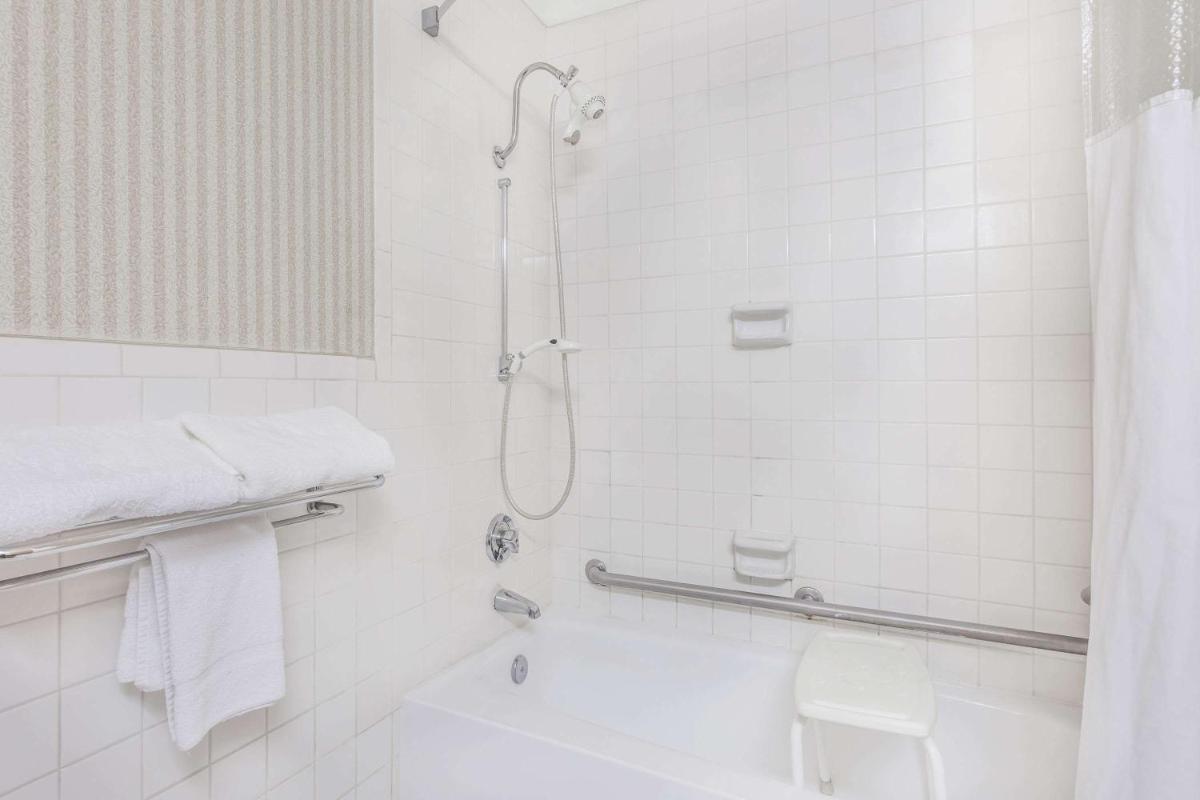 Ramada by Wyndham Macon - Housity