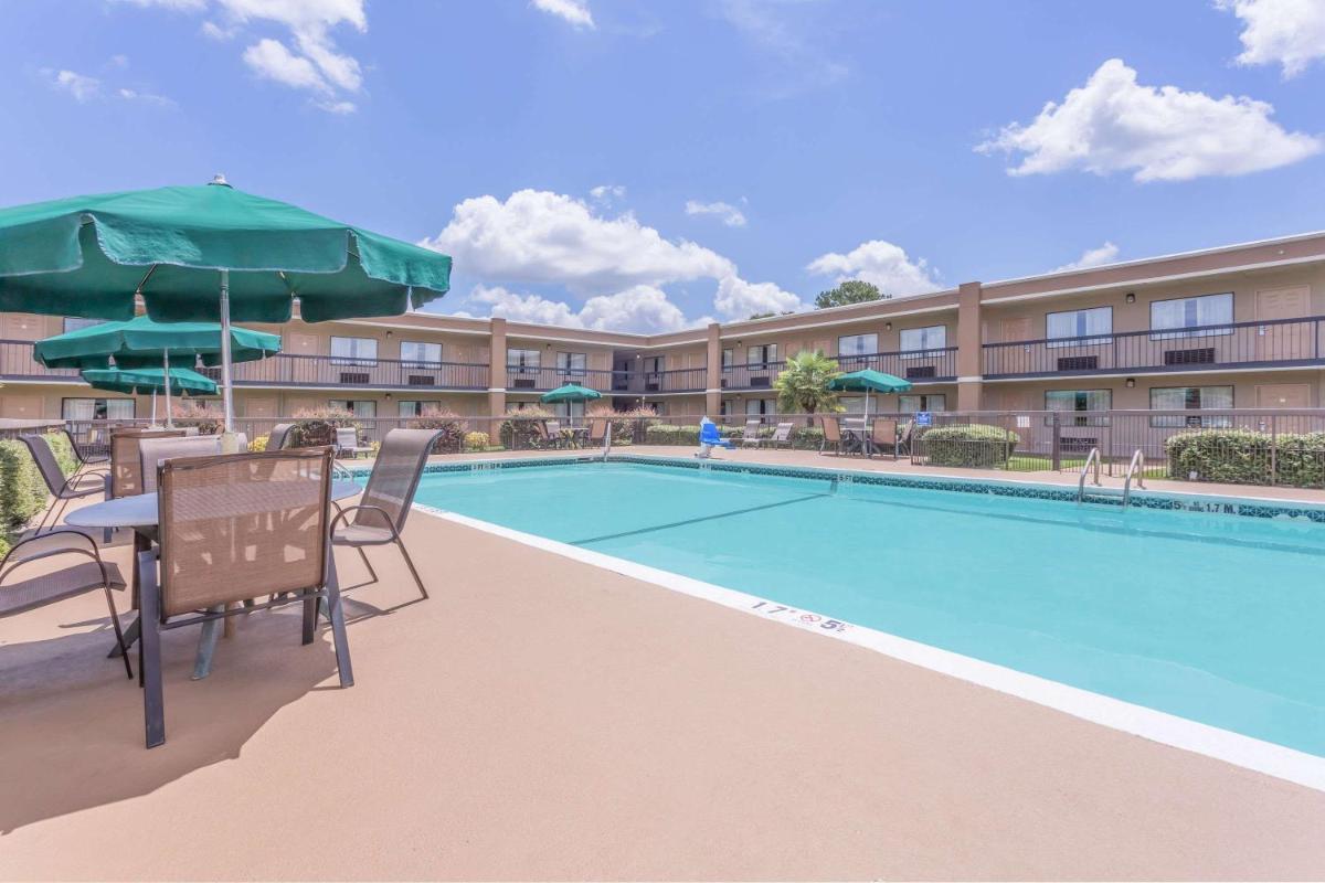 Ramada by Wyndham Macon - Housity