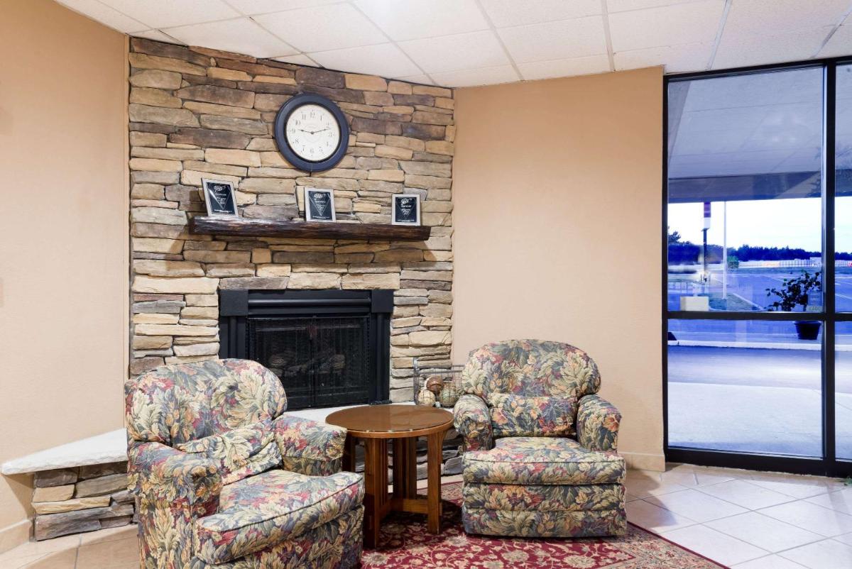 Ramada by Wyndham Watertown Thousand - Housity