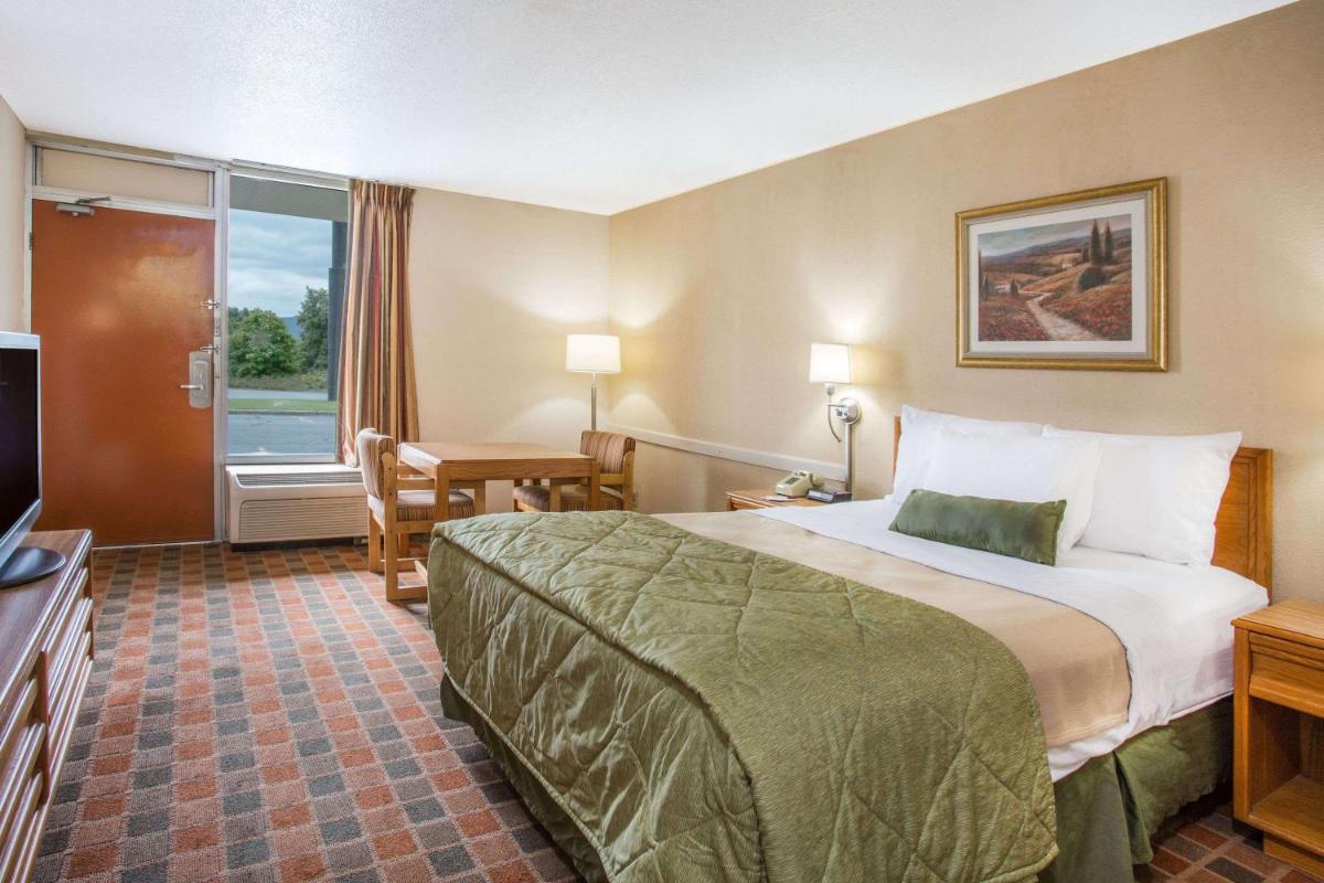Ramada by Wyndham Wytheville - Housity