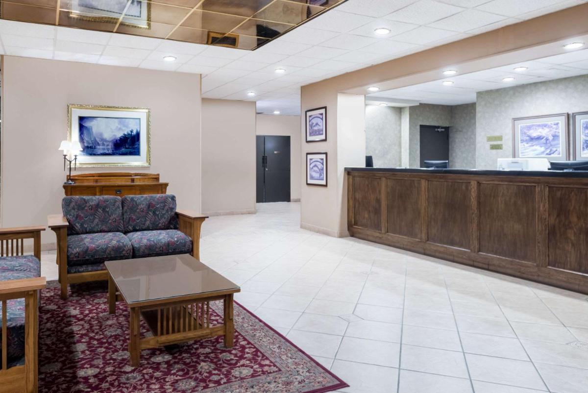 Ramada by Wyndham Watertown Thousand - Housity