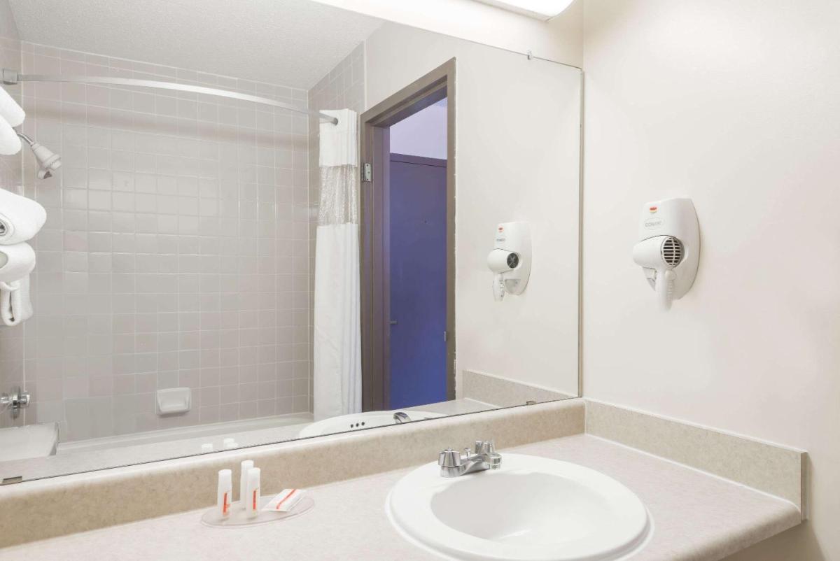 Ramada by Wyndham Watertown Thousand - Housity
