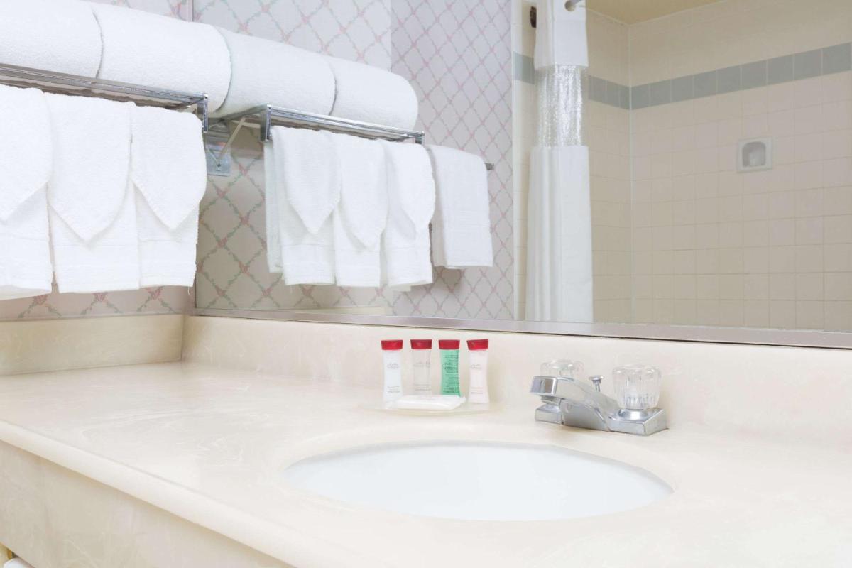Ramada by Wyndham Hawthorne/LAX - Housity