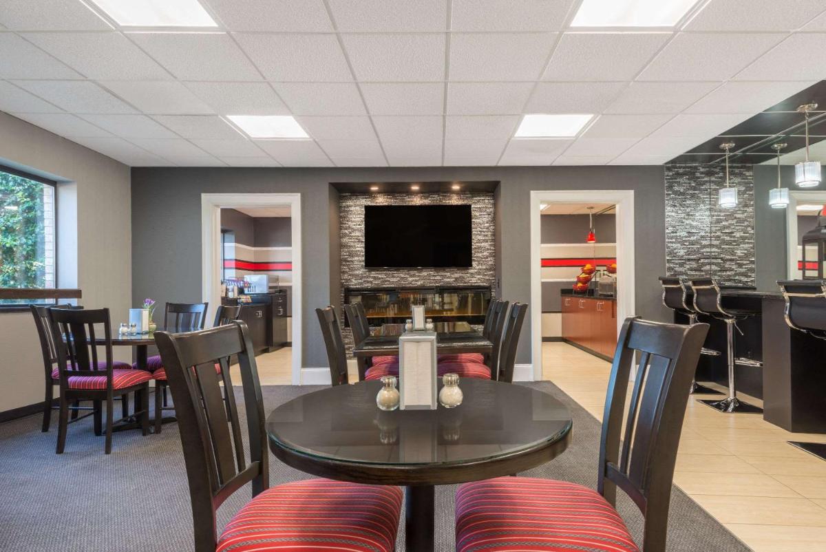 Ramada by Wyndham Catlettsburg Ashland - Housity