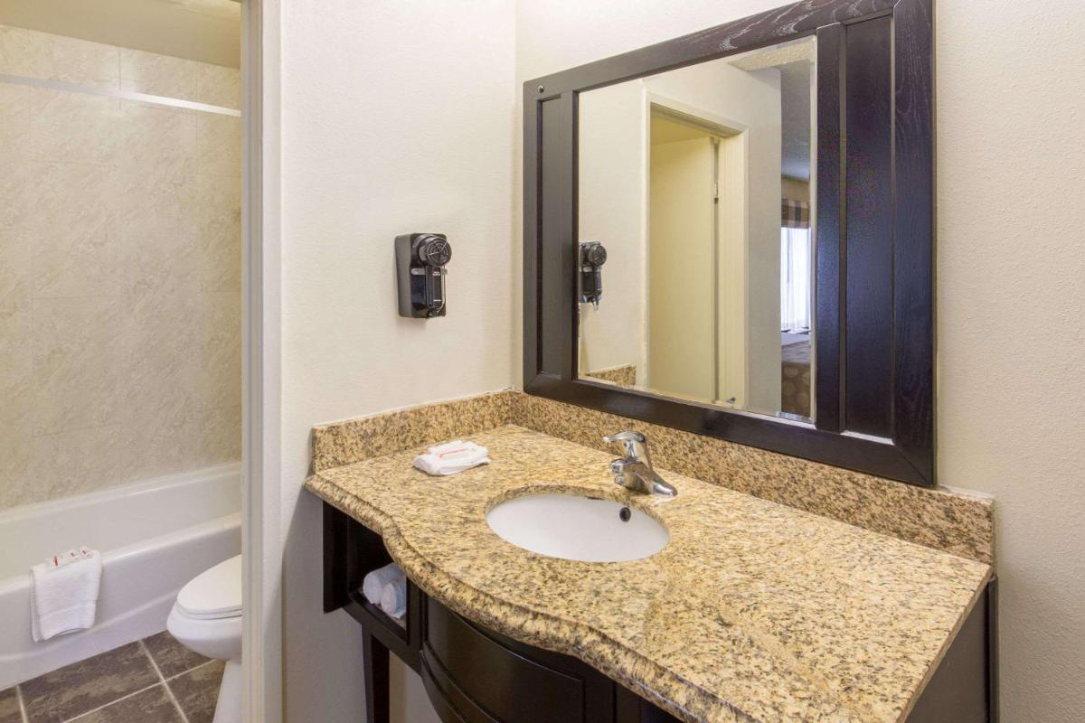 Ramada by Wyndham Ontario Airport & Convention Center - Housity