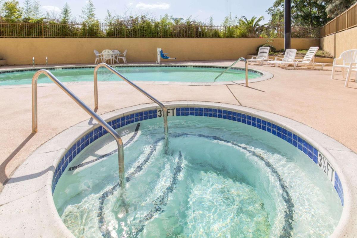 Ramada by Wyndham Ontario Airport & Convention Center - Housity