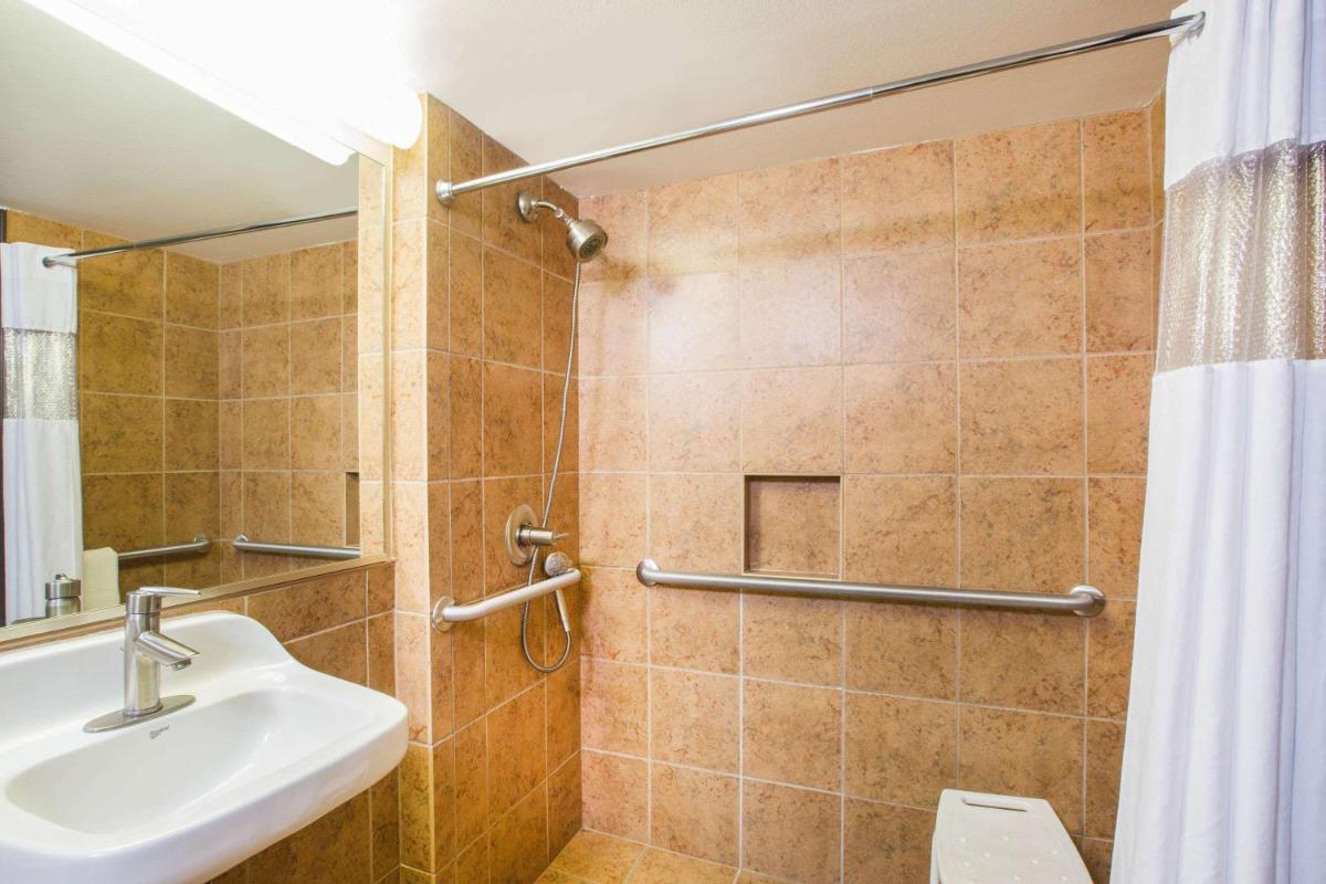 Ramada by Wyndham Des Moines Tropics Resort & Conference Ctr - Housity