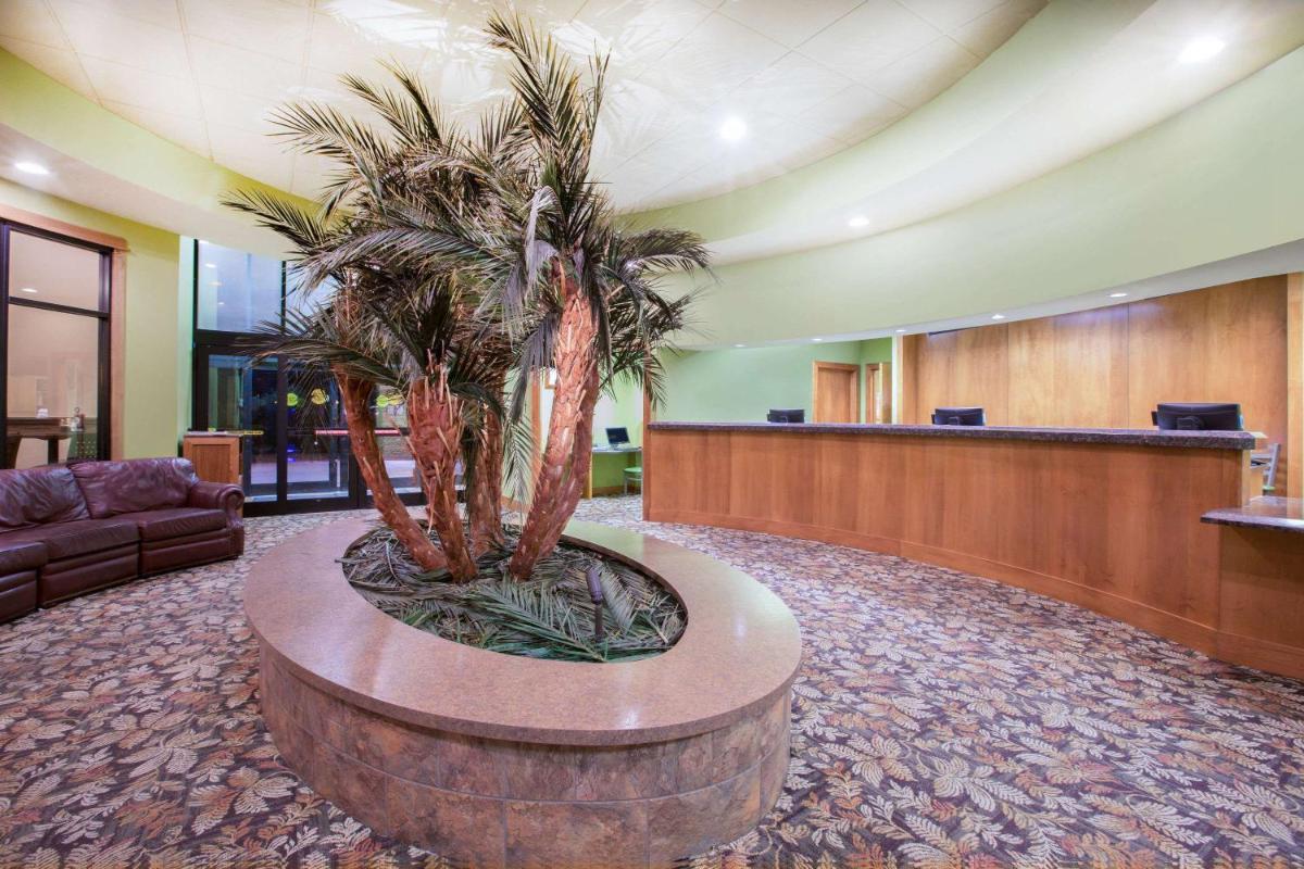 Ramada by Wyndham Des Moines Tropics Resort & Conference Ctr - Housity