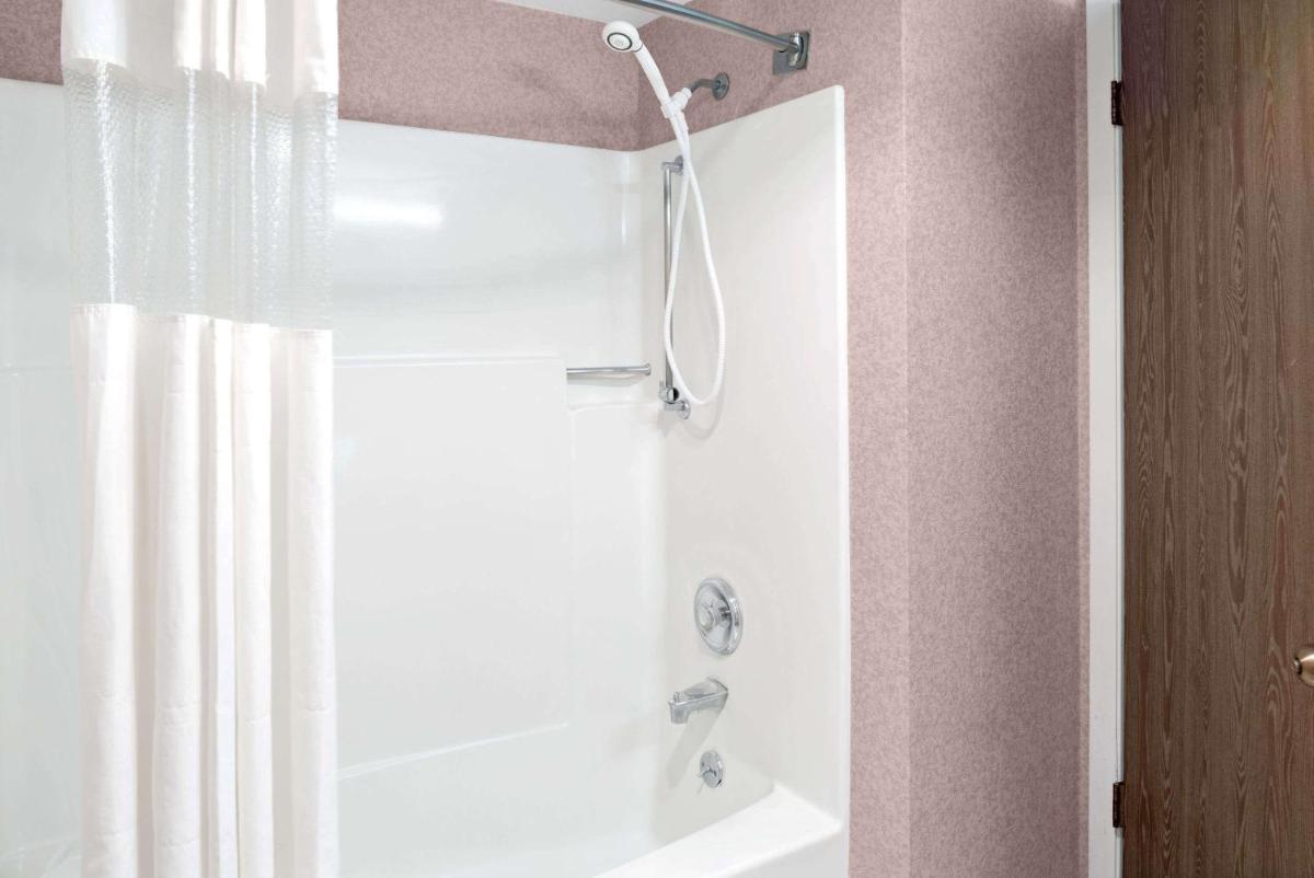 Ramada by Wyndham Spokane Valley - Housity