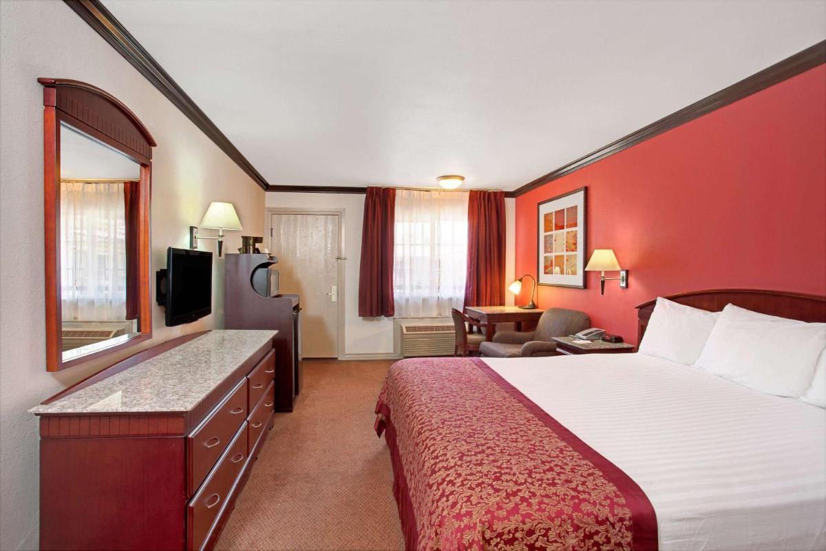 Ramada by Wyndham Pasadena - Housity