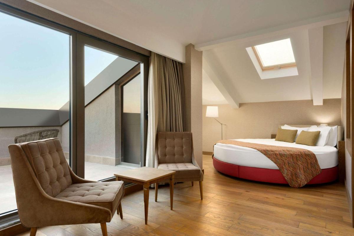 Ramada Hotel & Suites by Wyndham Adana - Housity