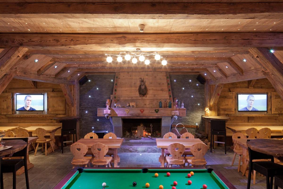 Cette chambre dispose d'un billard et d'une cheminée. dans l'établissement Hotel L'Equipe, à Morzine