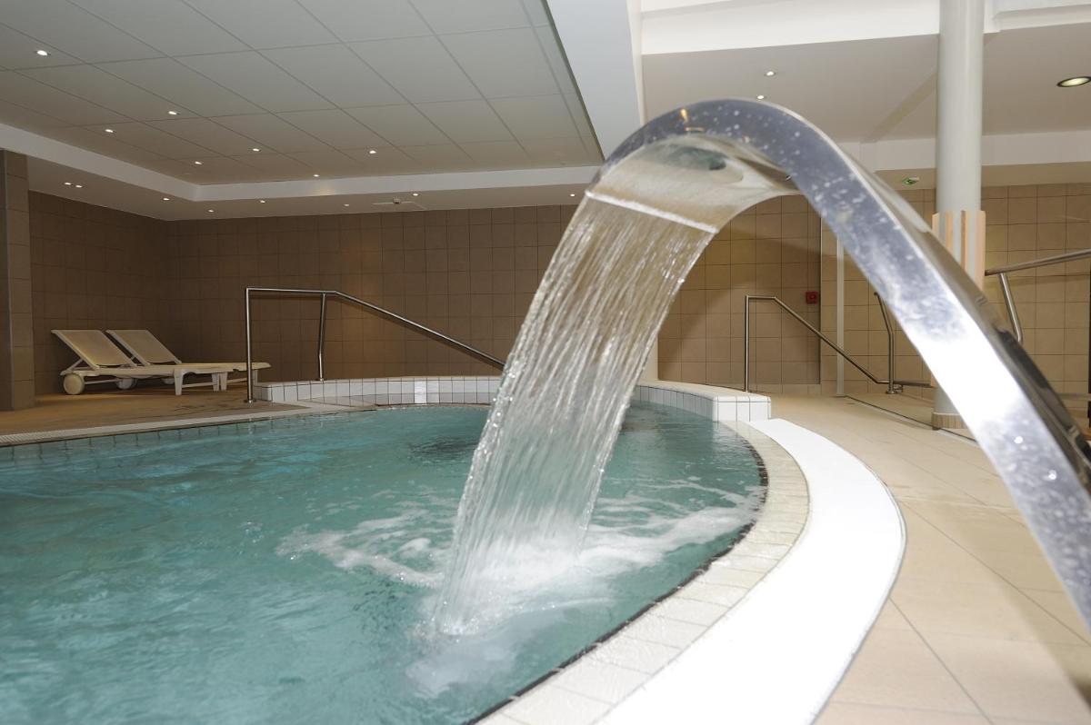 Piscine de l'établissement Hotel & Spa Radiana ou située à proximité