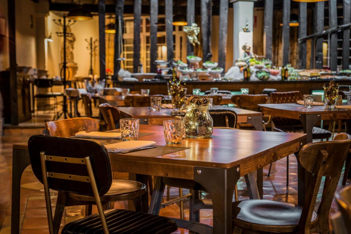 Un restaurante o sitio para comer en Vincci Selección Rumaykiyya