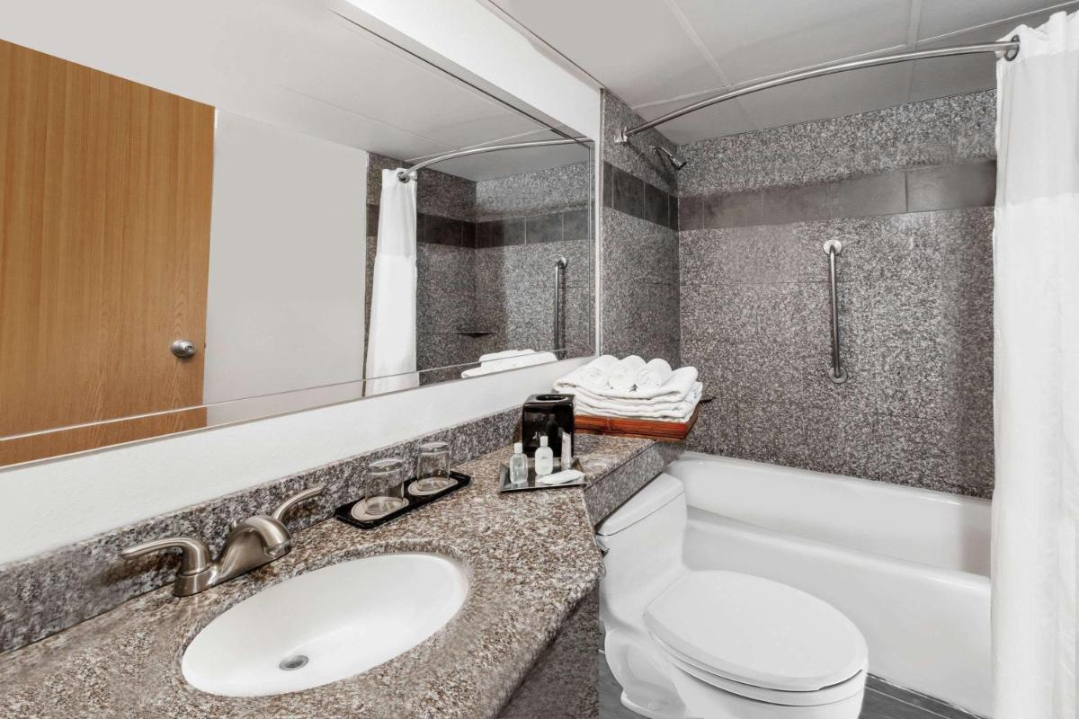 Wyndham Garden Hotel Austin - Housity