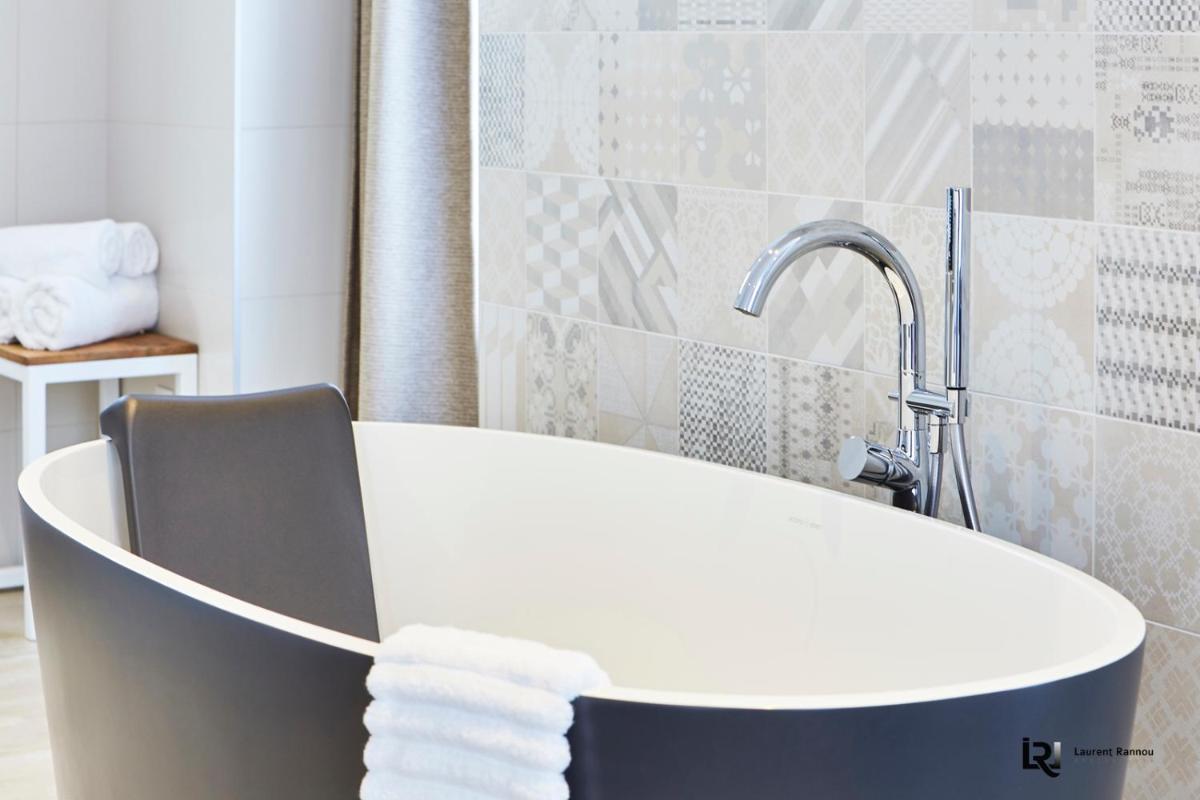 Salle de bains dans l'établissement Le Manoir de Kerbot