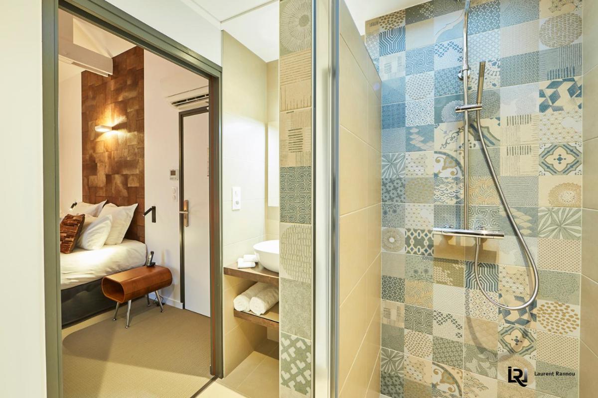 Salle de bains dans l'établissement Le Manoir de Kerbot