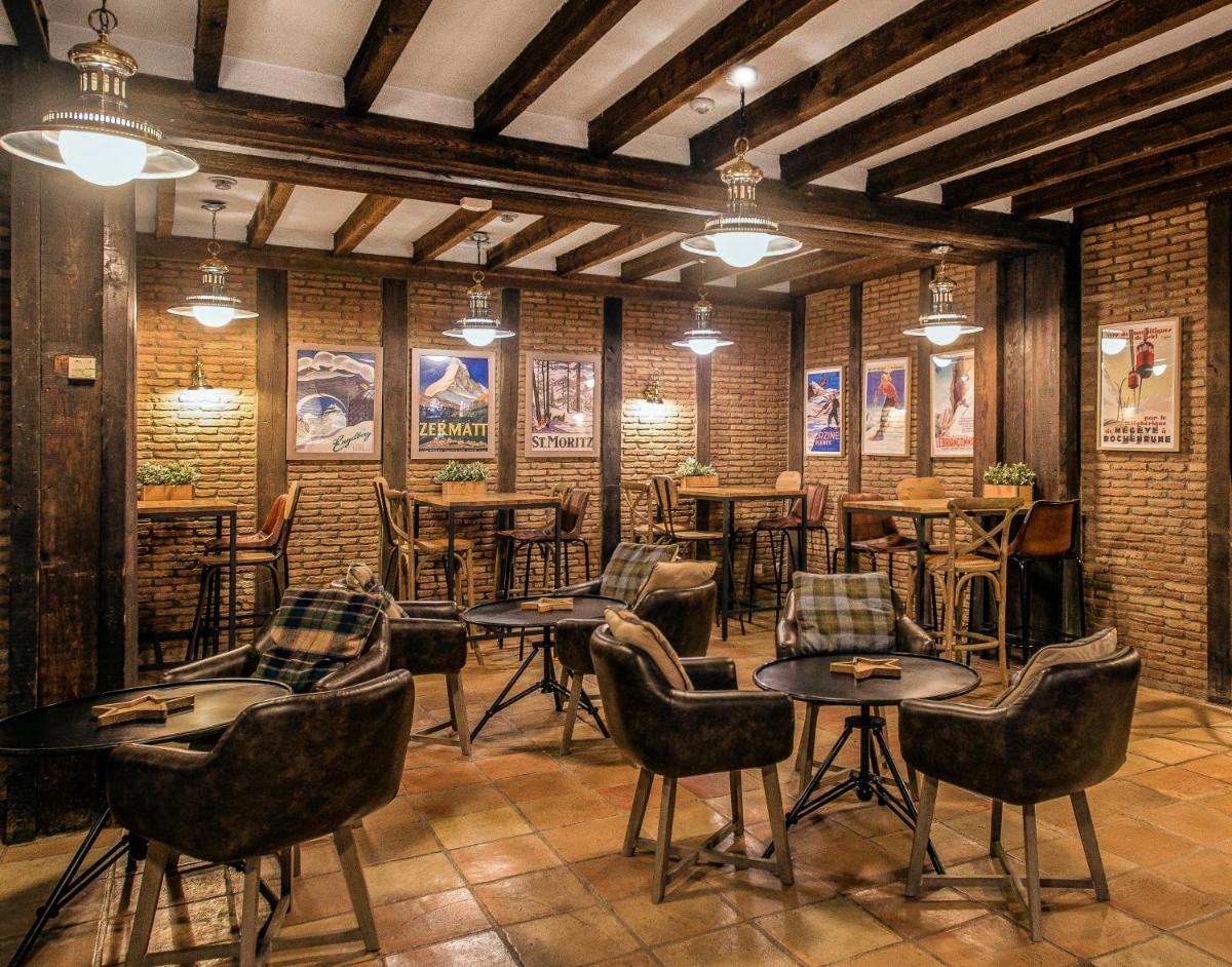 Un restaurante o sitio para comer en Vincci Selección Rumaykiyya