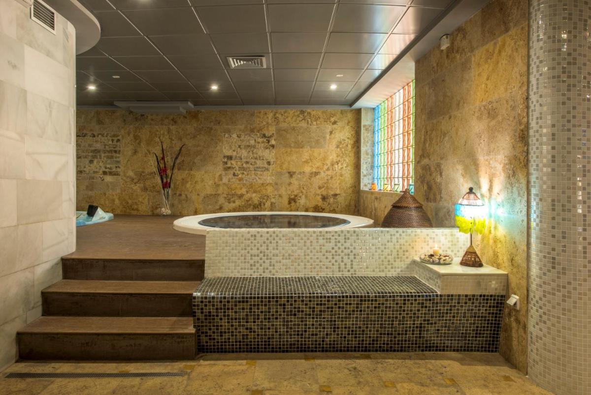 baño con bañera en una habitación con escaleras en Hotel de Naturaleza Rodalquilar & Spa Cabo de Gata, en Rodalquilar