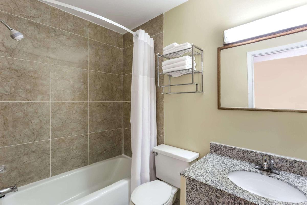 Days Inn by Wyndham Plymouth - Housity