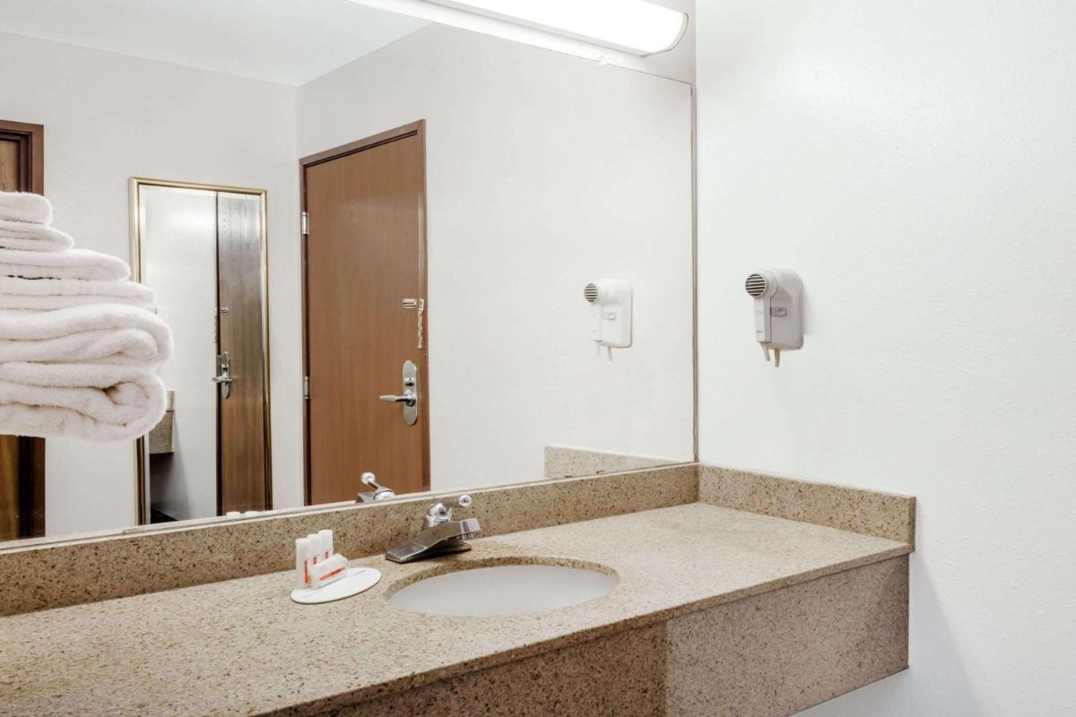 Days Inn by Wyndham Dyersburg - Housity