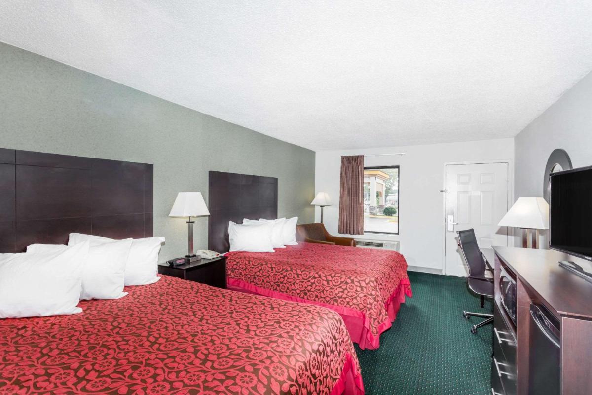 Days Inn by Wyndham Hendersonville - Housity