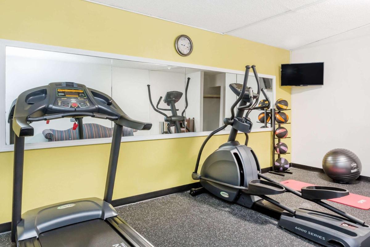 Days Inn by Wyndham Hendersonville - Housity