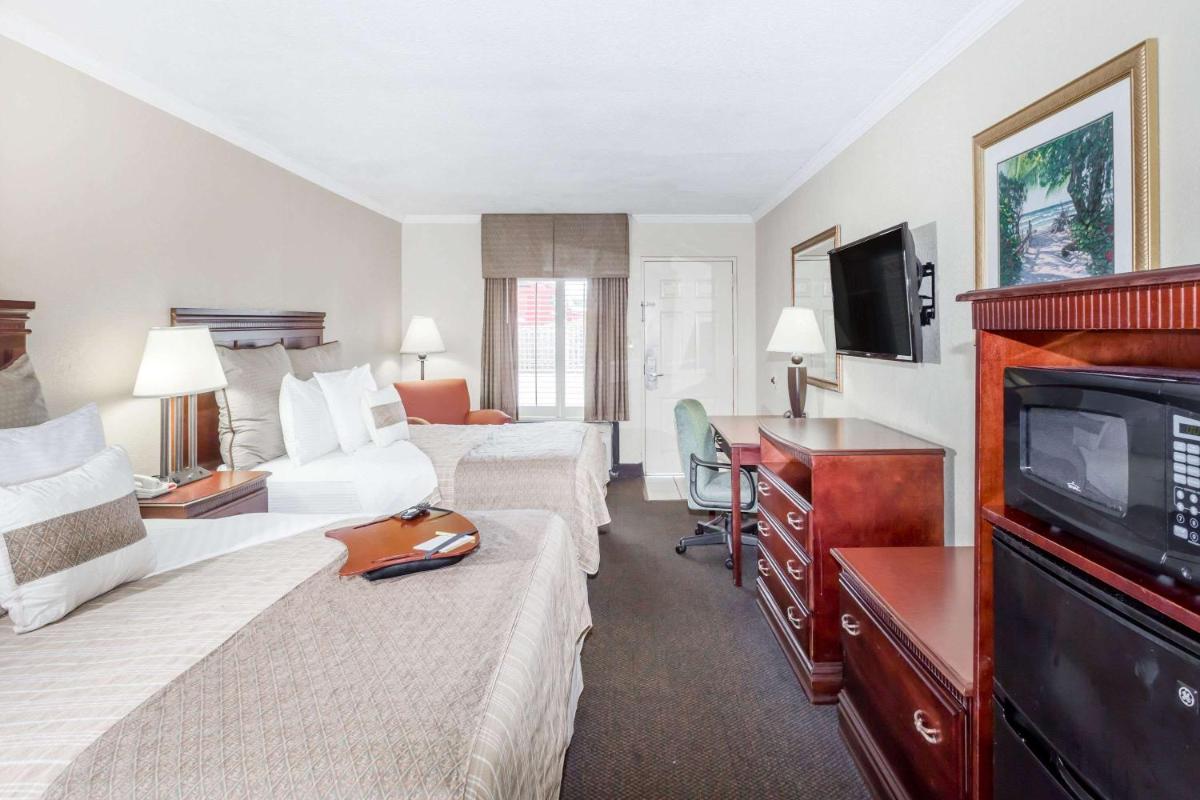 Days Inn by Wyndham Destin - Housity