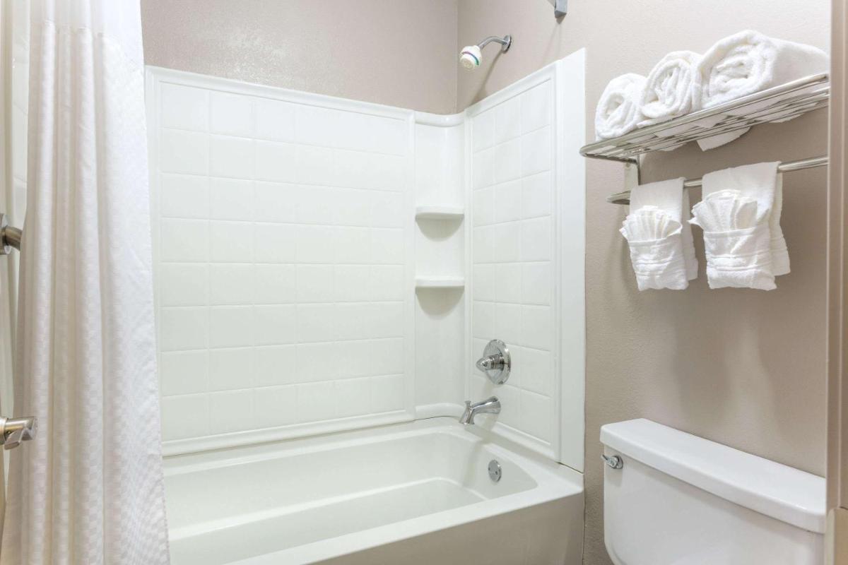 Days Inn by Wyndham Forest - Housity