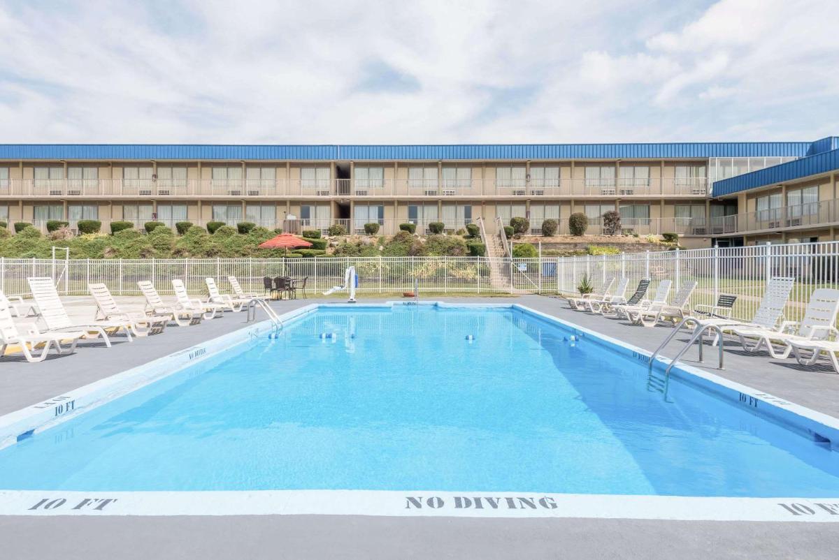 Days Inn by Wyndham St Clairsville - Housity