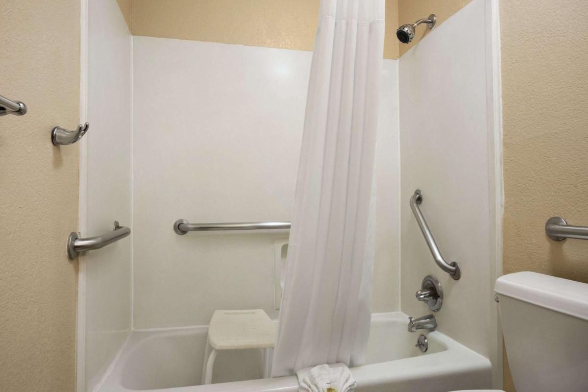 Days Inn by Wyndham Dallas Irving - Housity