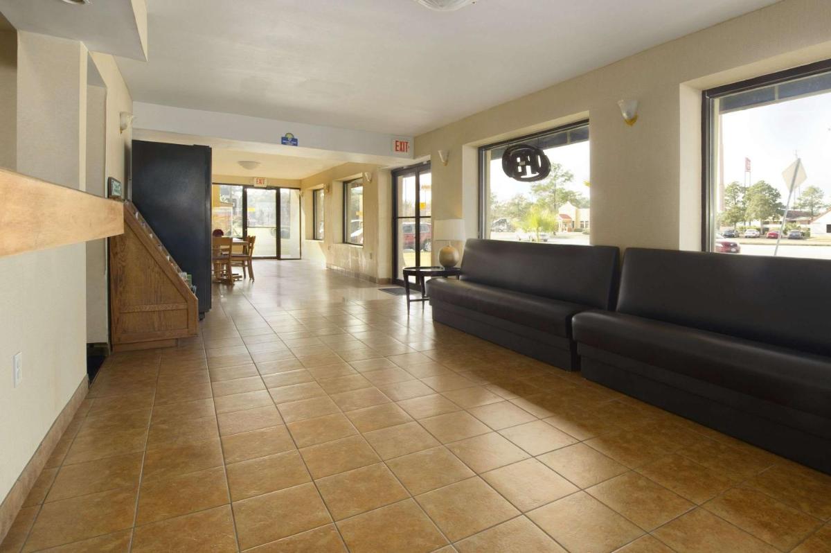 Days Inn by Wyndham Brunswick/St. Simons Area - Housity