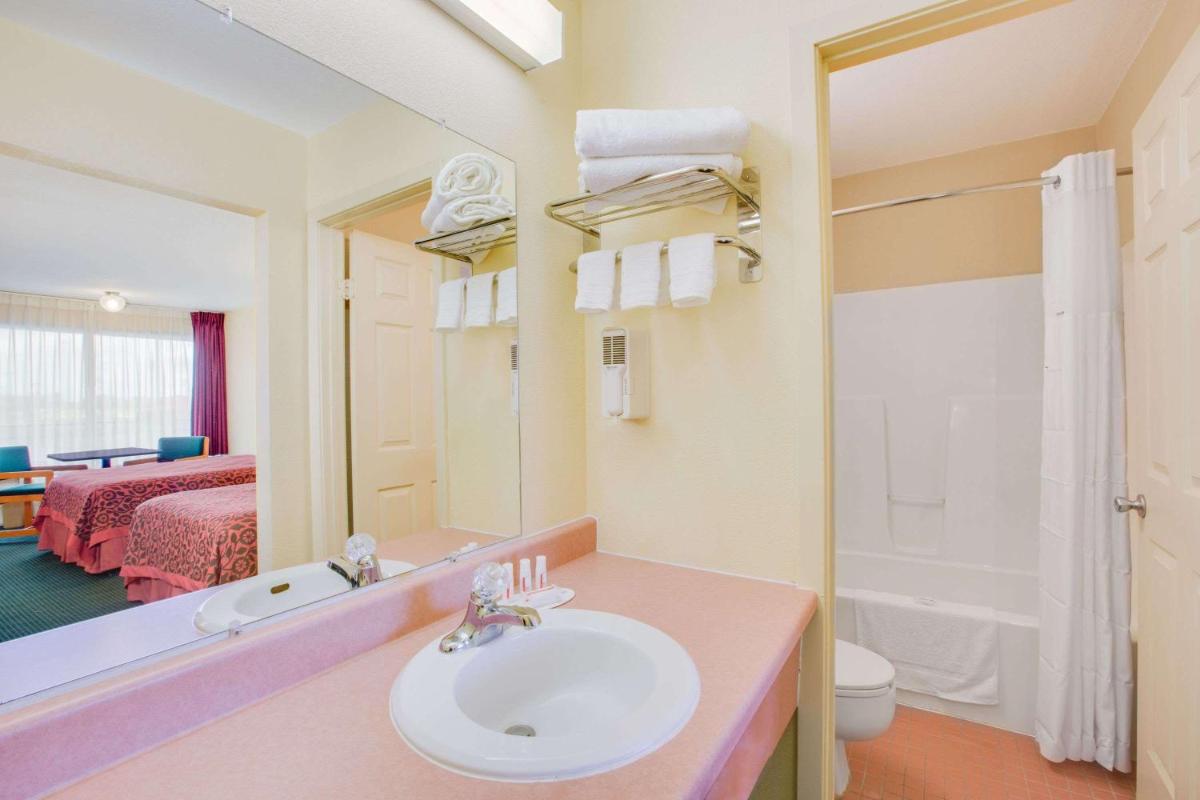 Suitetrails - Days Inn by Wyndham Newport