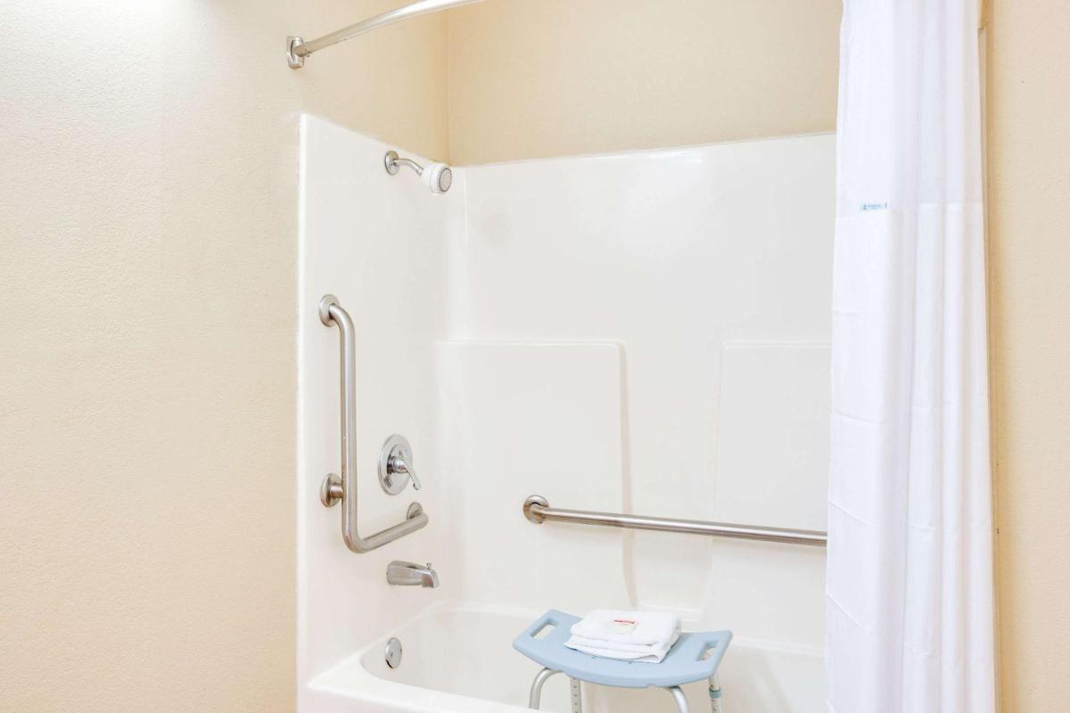 Suitetrails - Days Inn by Wyndham Newport