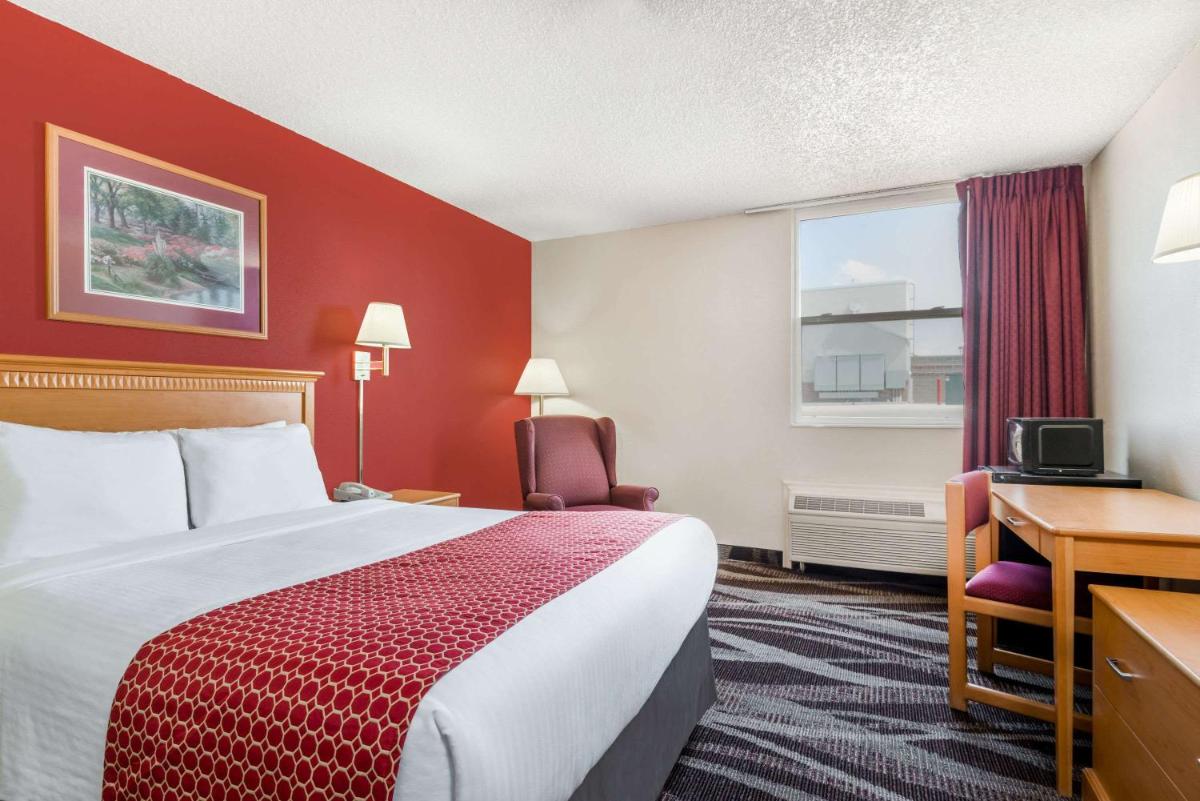 Days Inn by Wyndham Gillette - Housity