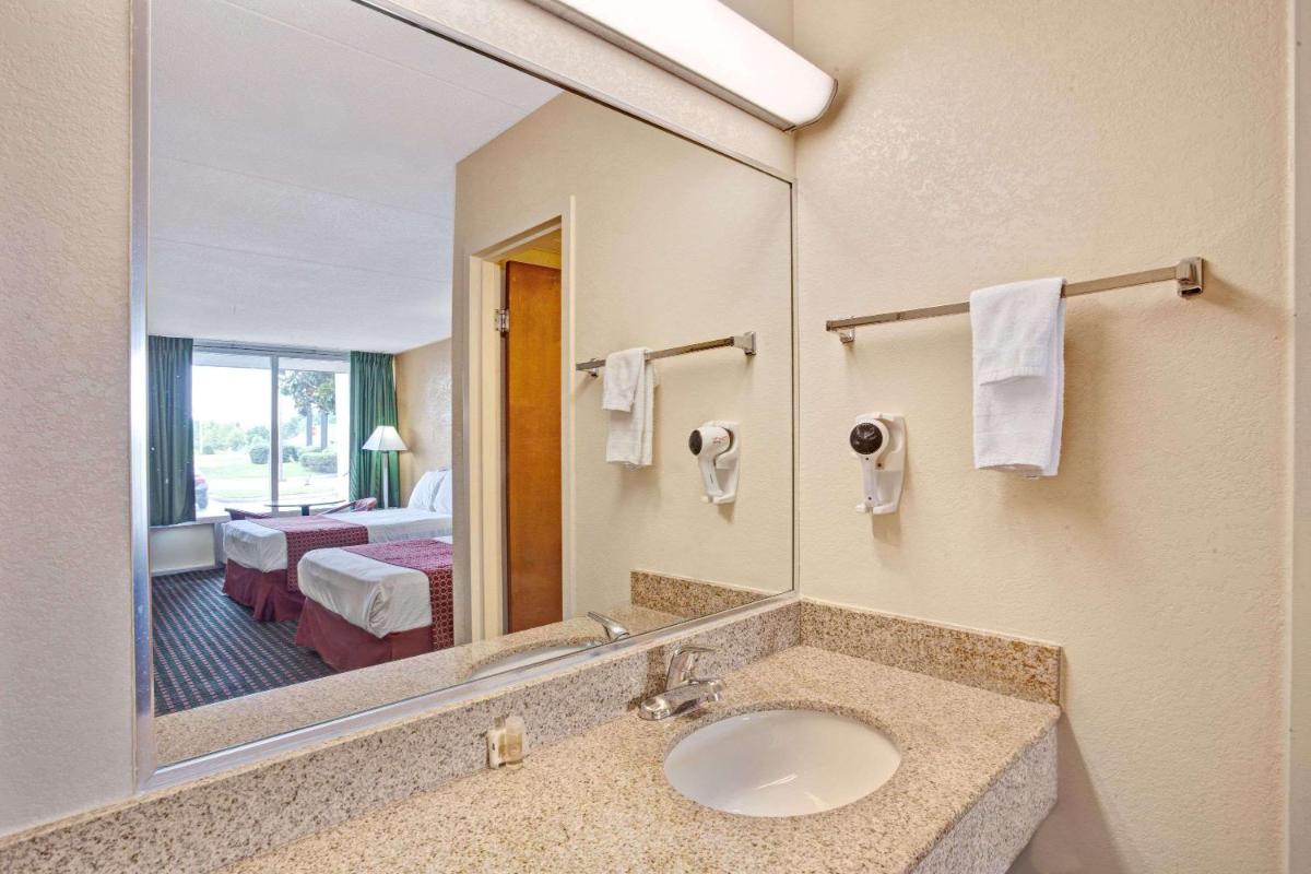 Days Inn by Wyndham Clarksville TN - Housity