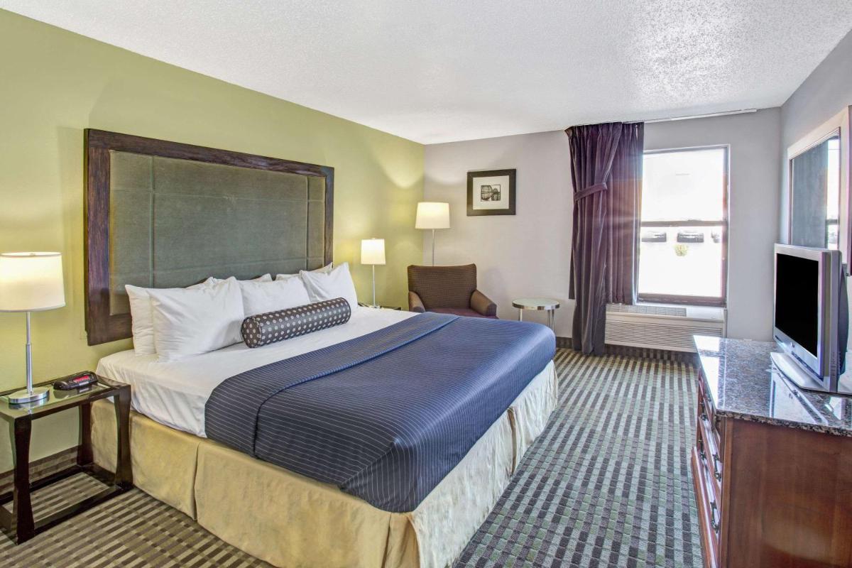 Days Inn by Wyndham Great Lakes - N. Chicago - Housity