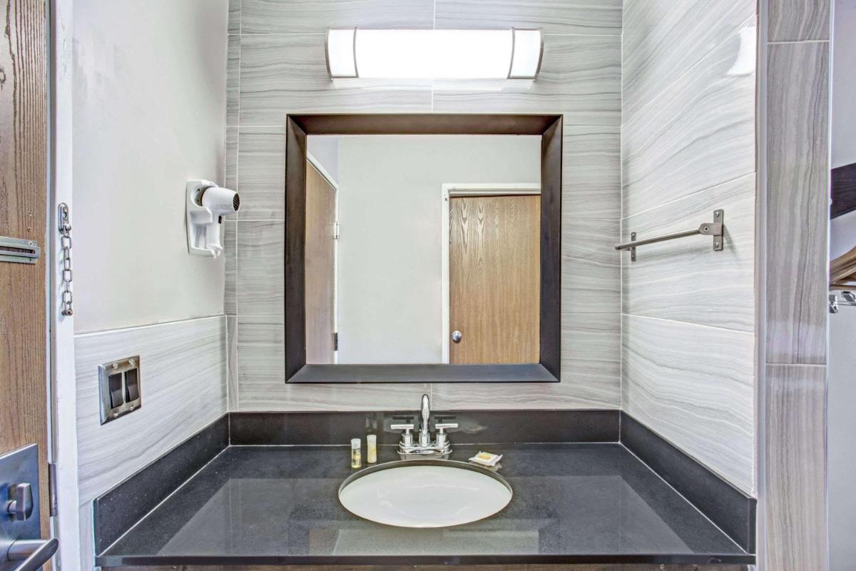 Days Inn by Wyndham Great Lakes - N. Chicago - Housity