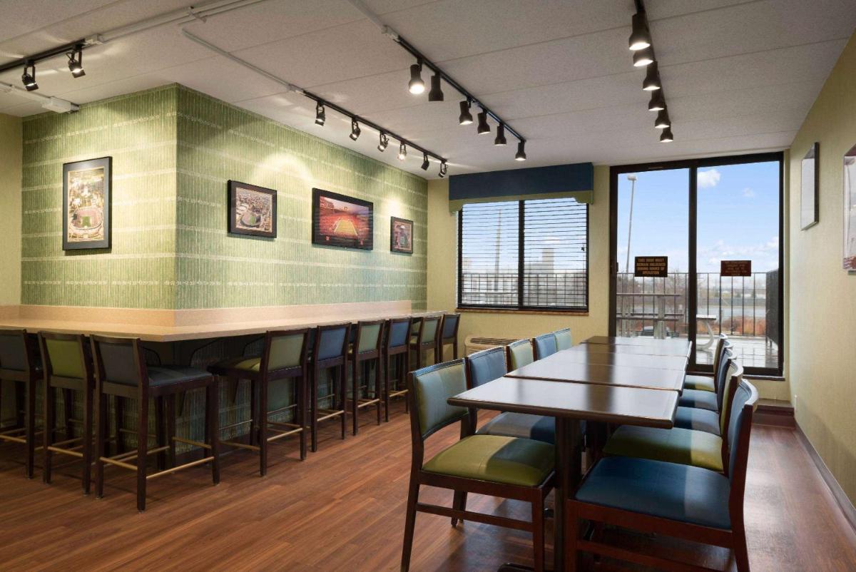 Days Hotel by Wyndham University Ave SE - Housity