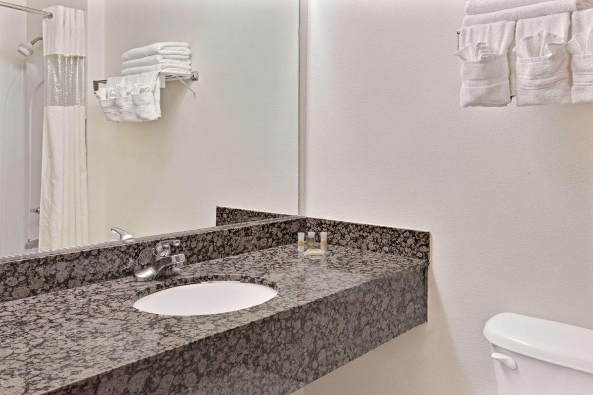 Days Inn & Suites by Wyndham Laurel Near Fort Meade - Housity